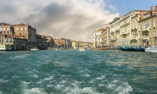 I pericoli del turismo cafone: Venezia si muove