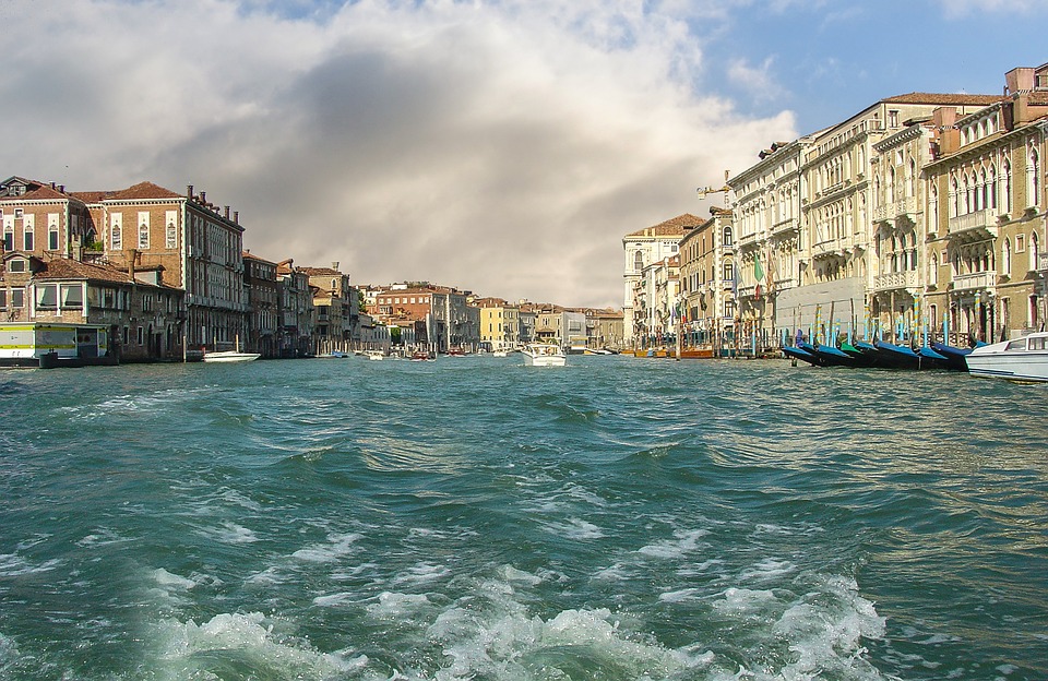 I pericoli del turismo cafone: Venezia si muove